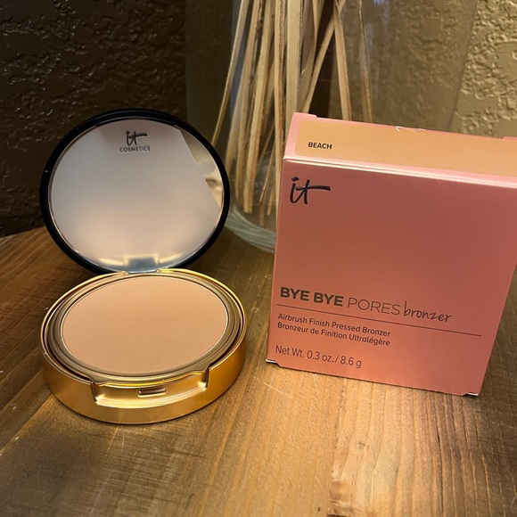 it Cosmetics Bye Bye Pores Bronzer Powder - Picture 2 of 10